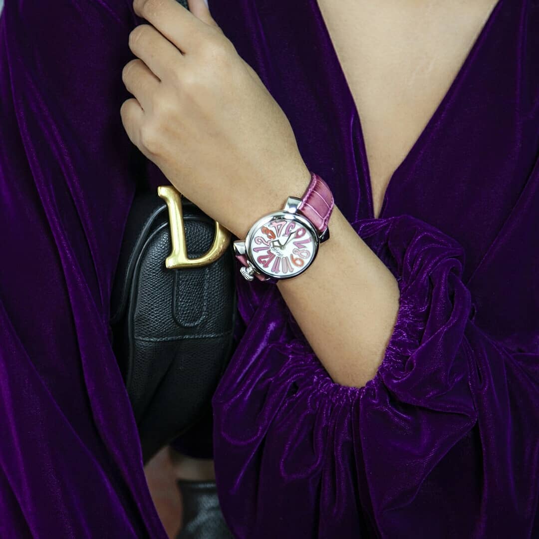 GaGà Milano Mother of Pearl Round Dial having a Silver Case with a Pink Leather Strap Watch for women - 5020MN06S0LAFX0